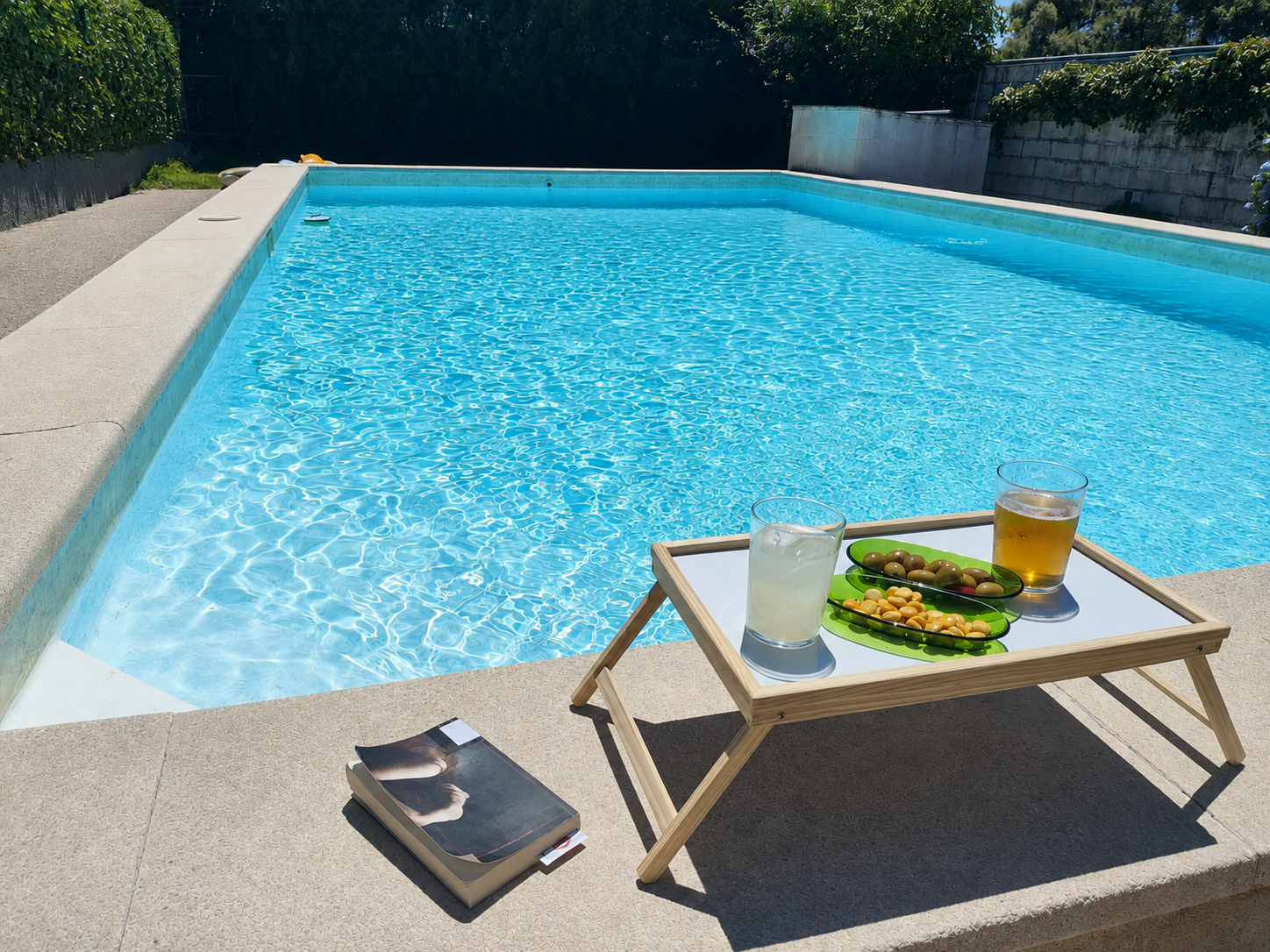 Aperitivo junto a la piscina privada de Villa Hortensias