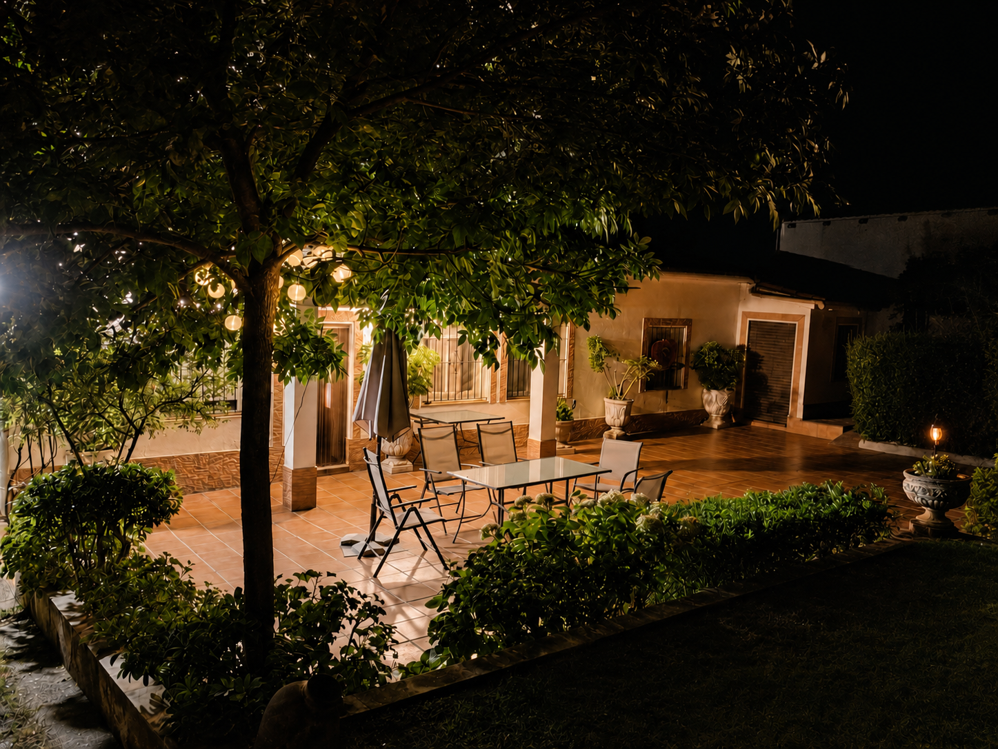 Terraza de Villa Hortensias iluminada por la noche