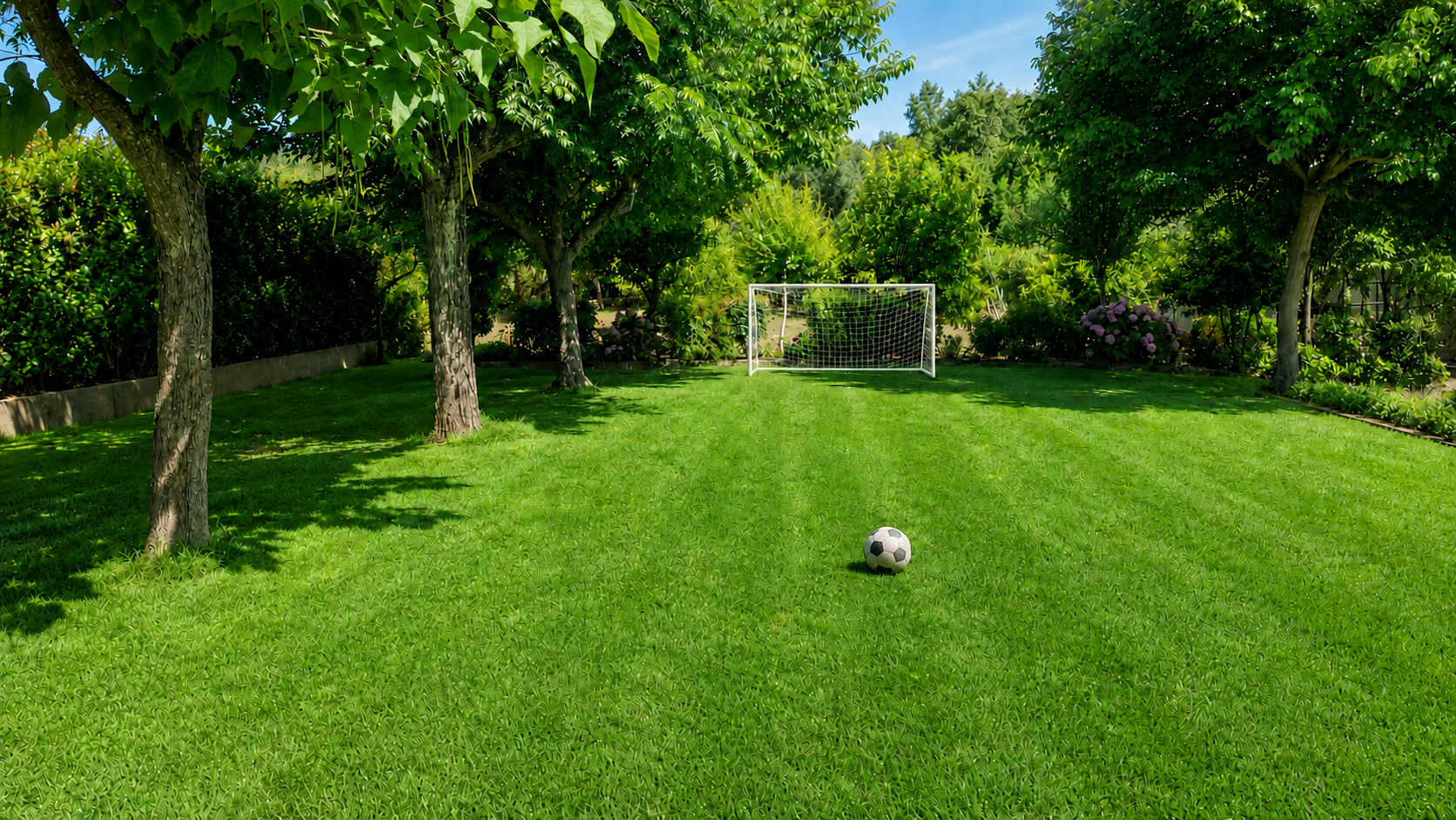 Zona verde de juegos con portería de fútbol